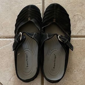 BareTraps Black Suede Slip On 9M